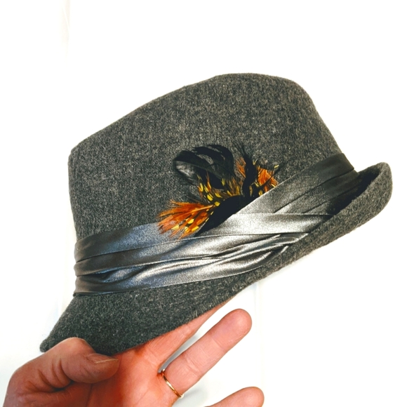 Kenny K Other - Men's faux felt Fedora dress hat, gray w/ feather, sz med